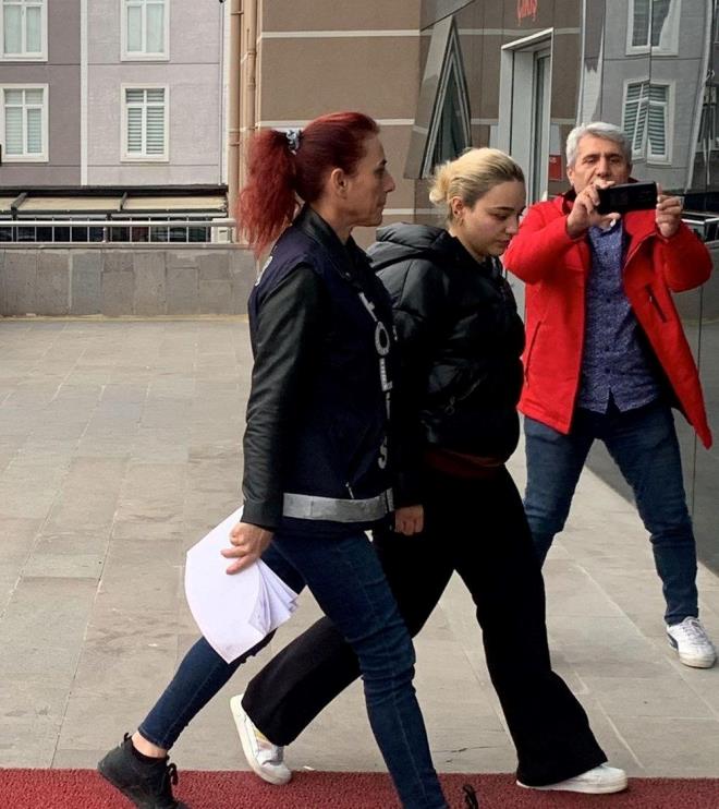 erkezky Devlet Hastanesi'nde kendisini 'pratisyen hekim' olarak tantan sahte doktor Aye zkiraz?n tutuklanmasnn ardndan soruturma devam ediyor.