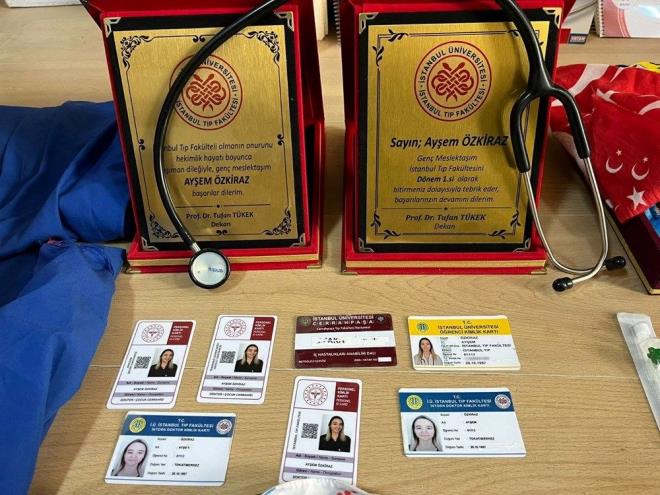 Aye zkiraz? erkezky?de deiik tarihlerde iki kez ziyaret eden V.C, yeni sevgilisi Aye?yi apa Tp Fakltesindeki arkadalarna sorarak, onlardan bilgi edinmek istedii esnaftan, fakltede bu isimde bir rencinin olmadn renince de Aye?nin astsubay sevgilisi olan T.K?ye mesaj atarak onun bir doktor olmadn syledi.