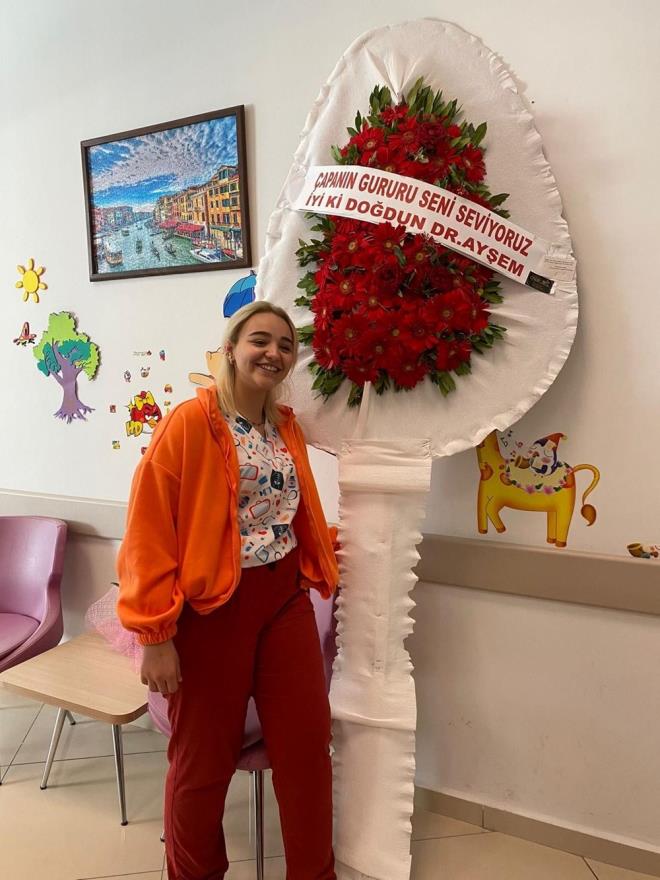 Sahte doktorun kendine "Salk dolu yllara canm dostumuz. Seni ok seviyoruz. Doum gnn kutlu olsun. Doktorlar tayps" notuyla gnderdii iek iin kredi kartndan 350 TL deme yapt renildi.