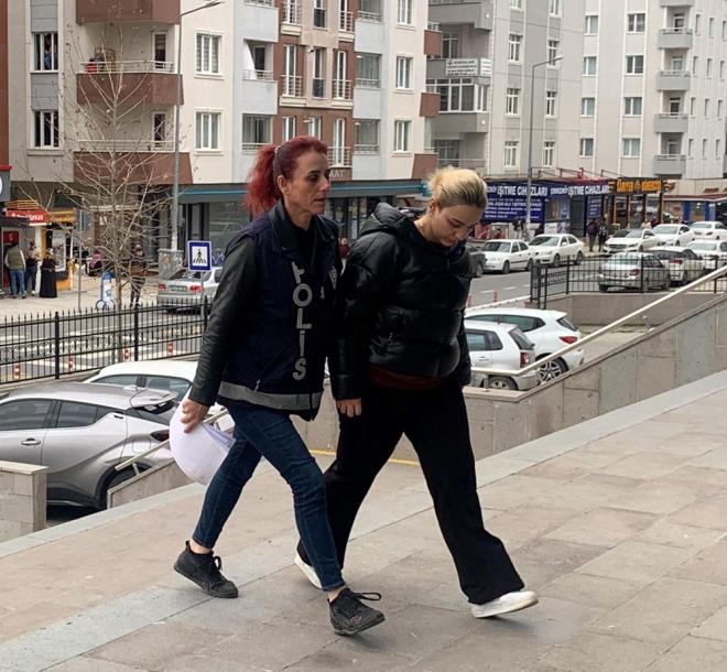 Sahte doktor Aye zkiraz'n yaad erkezky Atatrk Mahallesi'nin muhtar Nihat Malko, zkiraz'n gzalt srecini anlatt.    Polis ekipleriyle zanlnn evine gittiini dile getiren Malko, unlar kaydetti:    "Ailenin, annesinin haberi yoktu gibi algladm. Annesi heyecanlanmt, korkmutu, rkmt. 'Niye arama yaplyor, suu nedir' diye sormutu. Arkadalar da savcnn arama emrini okudular. Herhangi bir mdahalede bulunmadlar. Evde kitaplar vard, doktorlarn dinleme cihaz (steteskop), doktor nlkleri vard. Baka da 2 plaket dikkatimi ekti. Anneye aramada bir ey sylemediler. Odalarn hepsinde arama yaptlar. En sonunda savcla kadar gelip ifade vermesi sylendi. Doktora gtrrlerken de anne refakat etti. Giderken annesiyle aralarnda bir konuma olmad."