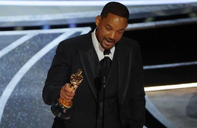 8- WILL SMITH    Oscar treninde ei ile ilgili espri yapan komedyen Chris Rock'a att tokatla gnlerce konuulan Will Smith en ok aratlanlar listesinde 8. srada yer alyor.