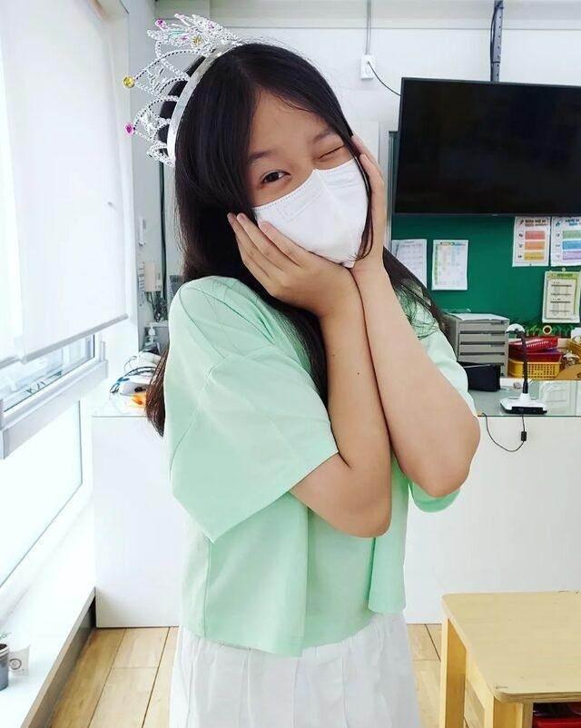 Anne ve babas savata lmtr. Askeriyede ona bakar, temizler. Trkiye'ye dnlerin balad srada onu da gtrmek istese de baarsz olur. Aradan geen 60 yln ardndan Sleyman Dilbirlii ile Kim Eunja, Seul'de 2012 ylnda bulutu.