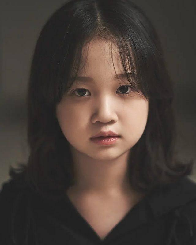 Her ey gnderilen tugayn iindeki askerlerden birisi olan Sleyman Astsubay'n gece sava meydannda annesi babas ldrlm kk bir kz bulmasyla balar.