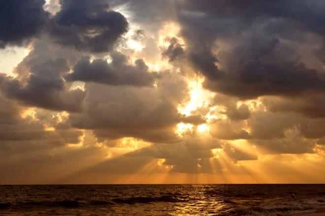 GNE FIRTINALARI YERYZNDEK LETM NASIL BOZUYOR?    California niversitesi tarandan yeni yaplan bir aratrma ise dnyann devasa denizalt iletiim kablolar andaki gvenlik aklar nedeniyle iddetli bir Gne frtnasnn ardndan internetin haftalarca kesintiye urayabileceini tahmin etti.