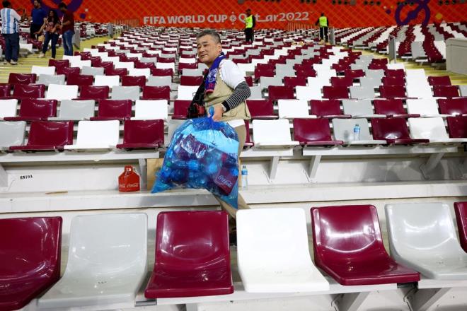 Taraftarlar, takmlarnn spanya'y 2-1 yendii karlama sonrasnda kollar svad ve man oynand Khalif Uluslararas Stadyumu'nda oturduklar tribn temizledi, pleri toplad.