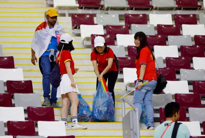 Ma bitiyor, tribnde temizlik balyor. Ama temizlii yapan grevliler deil, taraftarn kendisi.