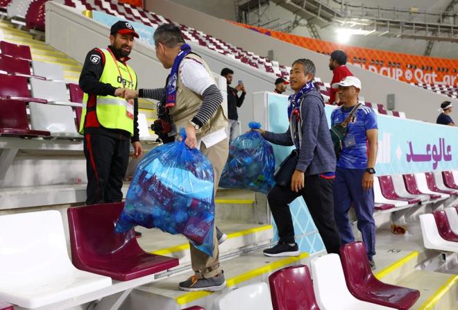 Japon taraftarlarn ellerinde mavi p poetleri, turnuvann sembollerinden biri haline geldi.