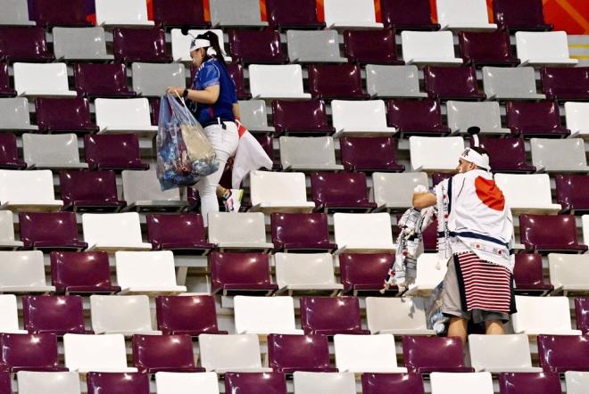 Stadyumdan, allmn dnda kareler yansd.