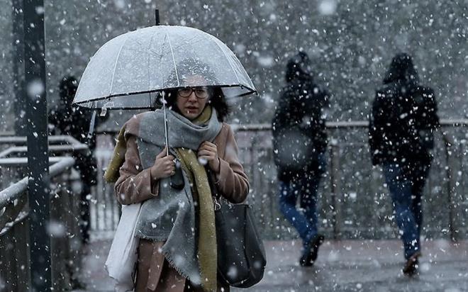 Meteorolojinin gnler ncesinden duyurduu kar ya tahmini tuttu, bugnden itibaren yurdun dousunda kar yanda etkili olacak. Scaklk deerlerinin de dmesi ile kar ya yurt geneline yaylacak. bugn, Karadeniz ve Marmara blgesinde saanak, Dou Anadolu'da ise karla kark yamur etkili olacak