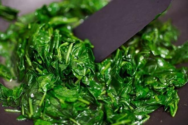 ISPANAK  <br>  Baklk sisteminin sper besinlerinden biri olan spanakta A,B,C ve E vitaminleri ile kalsiyum, magnezyum, quarcetin hepsi bir arada bulunuyor. Enfeksiyonlar nleyip, bakl glendiren spanan iinde bol miktarda bulunan C vitamini ve folik asit sadece vcudu korumakla kalmyor, ayn zamanda enfeksiyonlarla savayor. Kalp dostu olan spanak beyin yalanmasn geciktirici etkiye de sahip. Salk vadeden ve tam da mevsimi olan doann bu mucizevi besinini bol bol tketin.