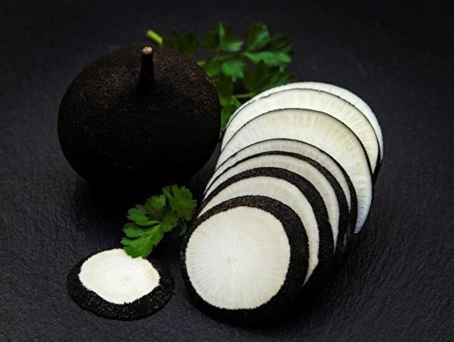 Turpu gzelce ykayp st ksmndan kesip ierisini oyun. (inden kan paralar atmayp salatada kullann. Oyduunuz ksmna bal koyun) Bir su bardann zerine oturtun. Turpa alttan ok minik bir izik atn ki, ierisine koyduunuz bal turp suyu ile zdeleip bardaa akabilsin. Bir gece bekletip sabah-akam ierek 2 ya zeri ocuklarda ve yetikinlerde fayda salayabilirsiniz. Turpun en az kendisi kadar faydal olan yapraklarn da salatalarnzda deerlendirebilirsiniz.