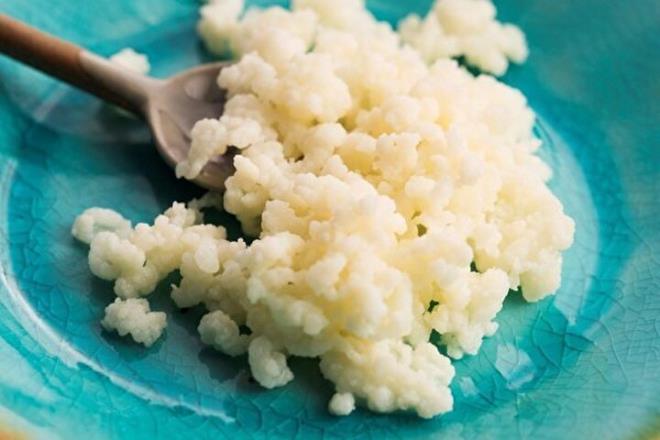 KEFR<br>    Kefir, hele de mikroplarn kol gezdii bugnlerde vcut direncini artrmada birebir. Son yllarda yaplan tm almalar, dzenli tketildiinde kefirin st solunum yolu enfeksiyonlarna kar koruyucu olduunu ortaya koyuyor. Kefir, gribal enfeksiyonlara kar korurken, barsakta kanser oluturan etkenleri engelliyor, probiyotik zellii sayesinde sindirim sistemine yararl oluyor. Ayrca sinirsel rahatszlklara, itahszlk ve uykusuzlua kar da fayda salyor. lser yksek tansiyon , bronit ve astm hastalarnn tedavisinde de kullanlan kefir hem ocuklarn hem yetikinlerin mutlaka tketmesi gereken bir besin.