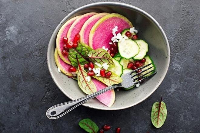 TURP<br>    "Turp gibi olmak" deyiminin bouna sylenmedii aikar. Zira ierisindeki zengin C vitamini, folik asit, fosfor ve yksek diyet lifi sayesinde tam bir salk kayna. ok gl bir antioksidan olan turp, souk algnl gibi hastalklarn tedavisinde birebir. Yksek lifi sayesinde sindirim ve boaltm sistemini destekliyor, ksre iyi geliyor.