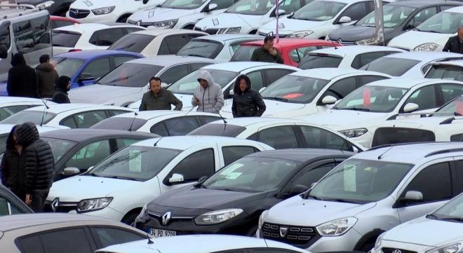 Bayiden eli bo dnen enol Durmaz, "nternetten duyup geldik. Fiyatlar yansd m diye pazara geldik. u an indirim gzkmyor. Aracmz sattk, yeni ara almak artk ok zor" diye konutu.    Kamil Dikmen ise "Fiyatlar decek diyorlard ama, d yok. Bayilere baktk ama, ara yok. Ya 3 ay sonra ya da 1 sene sonra ara gelecek. Geldii zaman fiyat da artacak" dedi.