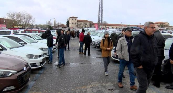 "BAYLERDE YEN ARA YOK"    Oto galeri sahibi Tatan Ik ise, ikinci el otomobil fiyatlarnn arttn ifade ederek, "Bir talep oldu ama, u an bayilerde yeni ara yok. Mteri gittiinde geri dnyor. Zam olaca syleniyor ama, fiyatlar yerinde durmuyor. Olmayan rn iin art olur" dedi.