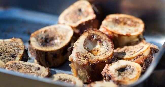 KEMK L BROK VTAMN BARINDIRIYOR!    B12 Vitamini, E Vitamini, demir, kalsiyum ve A Vitamini gibi minarelleri barndran kemik ilii, hastalk risklerini azaltarak baklk sistemini glendirmede nc rol oynuyor.