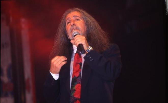 5.5 KLO DOUNCA    "II. Dnya Sava srasnda amcam dnyaya geliyor, gndeme ynelik olarak 'Sava' ismi konuluyor. Yllar sonra insanlar artk bar zlemiyle savan bitmesini beklerken babam douyor. Babamn ilk ismi 'Mehmet', dedesi Mehmet Abdi Mano'dan geliyor. Halam nci Mano'dan dinlediim kadaryla; 1942'de kuzenleri Yusuf Ulcay vefat etmi, 1943'te babam domu.