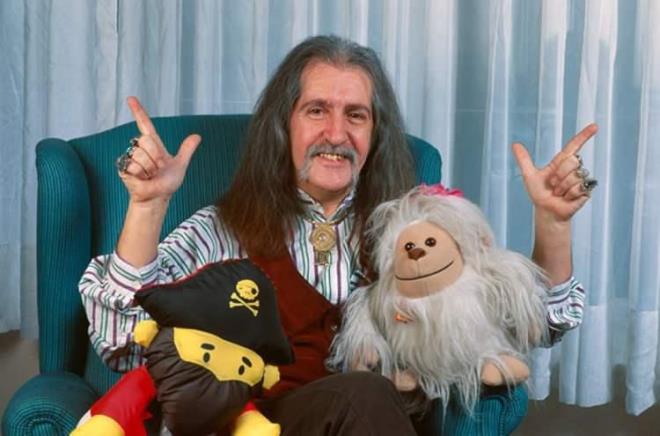 GEREK ORTAYA IKTI!    Gnmzde hala en ok dinlenen arklaryla byk kk herkesin dinledii merhum usta sanat Bar Mano'yla ilgili kimsenin bilmedi o gerek yllar sonra ortaya kt.