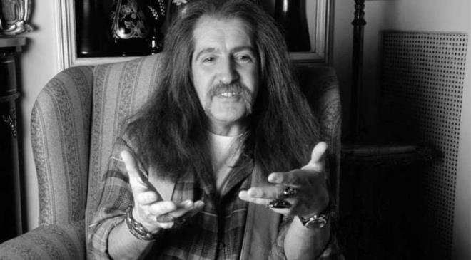 GEREK SMNN BLNMEYEN HKAYES    Doukan Mano bir sylei srasnda babasnn asl isminin ne olduunu aklam ve babasnn drt isminin olduu aklamt.