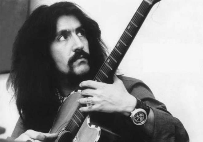 Hem devlet sanats hem de kltr elisi olan usta sanat, arklar filmleri ve yapt programlarla byk bir hayran kitlesine sahip.