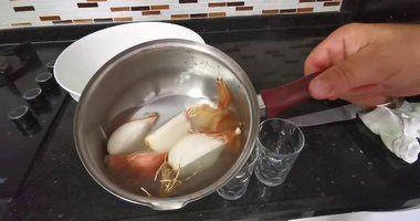 Soann herhangi bir yemee katt lezzet kadar, suyunun da faydal olduunu biliyor muydunuz? Keskin bir tada sahip olan soann en az kendisi kadar suyu da fayda salamaktadr. Salkl beslenememek vcudumuzda baz zararl besin atklar bulundurabilir. Buda zamanla zehre dnr. Bu zehri vcudumuzdan atmak iin brahim Saraolu salkl bir tarif nerisinde bulundu.