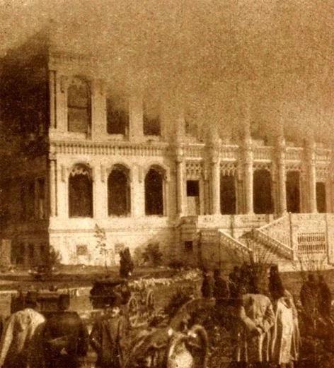 raan Saray, kinci Merutiyet?in 1908?de ilnnn ardndan 32 yllk aradan sonra yeniden alan, ilk toplantsn 17 Aralk 1908?de Ayasofya?da sonradan adliyeye evrilen eski parlamento binasnda yapan ama bina artk kk geldii iin yeni bir yer arayan Meclis-i Mebusan?a tahsis edildi.    Meclis, raan?daki ilk toplantsn 14 Kasm 1909?da yapt ve iki ay sonra, 19 Ocak 1910?da kan yangn raan? d beden duvarlar hricinde tamamen kle evirdi! Enkaz neredeyse 80 sene ylece durdu, sarayn tekrar ina edilip eski haline gelmesi iin proje stne proje hazrland, otel yahut mze olmasna urald fakat 1986?ya kadar bunlarn hibiri hayata geirilemedi!<br>    Sebep, sarayn macerasn yakndan bilenlere gre bodrumdaki mezarlar idi...