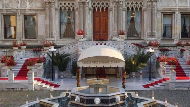 raan?daki inaat, mezarlarn naklinden sonra tamamland; sarayn etrafna bir otel kompleksi ilve edildi ve otel 1990?da, saray ksm da 1992?de hizmete ald ama zerinden 30 sene getikten sonra bugn yine yand!<br>    in ierisinde hakikaten bir lnetin bulunup bulunmadna ve bugnk son yangnn da orada kalan mezarlarla ilgili bir iaret olup olmadna artk siz karar verin!