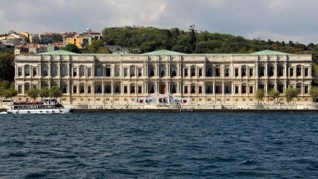 raan hibir padiaha yr olmad! Sultan Abdlziz inaatn tamamlanmasndan be sene sonra, 1876?da tahtndan indirildi; nce Topkap?ya, oradan da raan?n hemen ilerisindeki Feriye Saray?na kapatld ve birka gn sonra Feriye?de katledildi. Yerini alan Beinci Murad da tahtta 93 gn kalabildi. ?Padiahmz efendimiz ldrd? deyip onu da devirdiler, tahta Sultan Abdlhamid geti ve aabeyi Beinci Murad? raan?a kapatt. Balarnda gazeteci Ali Suavi?nin bulunduu bir grup 1878 Mays?nda devrik hkmdar yeniden tahta kartabilmek iin raan? bast, baskna mdahale eden Beikta Muhafz Yedi-Sekiz Hasan Paa elindeki sopa ile Ali Suavi?nin kafasn krd ve baskn son buldu! Beinci Murad?n kadnlar ve ocuklar ile raan?daki hapis hayat 28 sene srecek, sabk hkmdarn saraydan 1904?te ancak cenazesi kabilecekti...