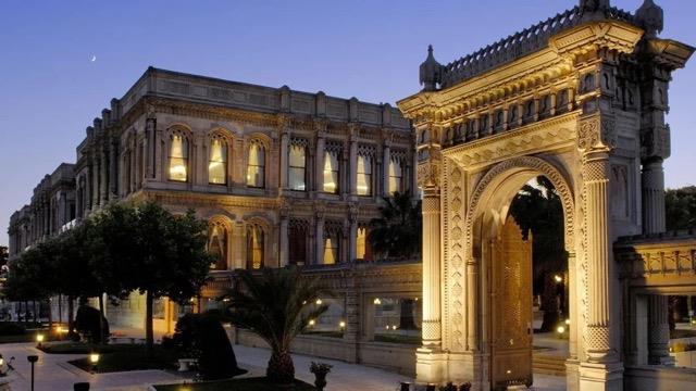 Eski stanbul folklrnde ?uursuz?, ?tekinsiz?, ?ecinnili? yahut ?lnetli? kabul edilen meknlar vardr ve bu meknlardan bazlarnn ho olmayan hatralar stanbullular?n hafzalarnda hl durmaktadr...<br>    Byle meknlardan biri, raan Saray?dr, nki mazisi tatsz hadiselerle dolu olan raan?n zerinde, eski stanbullular?a gre bir lnet mevcuttur: Altnda uzanan dehlizlerdeki mezarlarn lneti...imdi bir buuk asr kadar geriye uzanp zerinde imdi raan Saray ile Kempinski Oteli?nin ykseldii arazinin gemiine gidelim...<br>  <br>  1871 Eyll?nn lk bir sabahyd...<br>  Krklarndaki iri yapl adam, atafatl saltanat kayndan sahildeki koltuk kapsnn nndeki rhtma admn att anda tkezledi. Hemen tutup, dmesine mni oldular. Sinirlenmiti, ?Bu i hayra almet deil? dedi, geldii saltanat kayna yeniden bindi, ?Saraya!? buyurdu ve Dolmabahe?ye dnd...