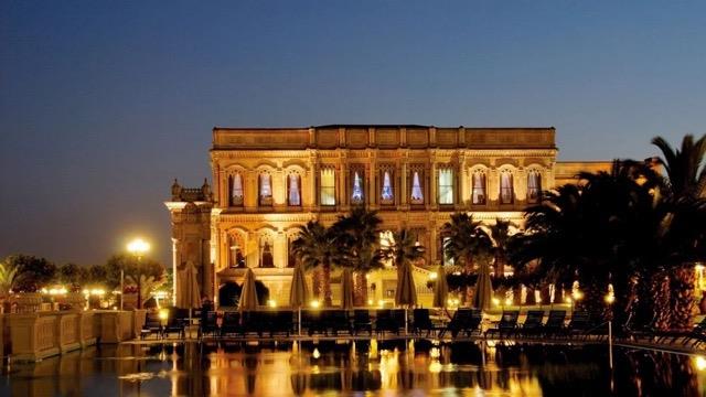 raan?da eskiden mevcut olan Beikta Mevlevhanesi?ne ait Mevlev kabirleri ise, yangn enkaznn altndaki dehlizlerde kalmt...nana gre uursuzluk yahut lnet, mezarlara sayg gsterilmeyip zerlerine saray ina edilmesiyle balad. Eskiyi bilen stanbullular seneler boyunca ?Mezarlar aada ylece dururken zerine yaplan saray cayr cayr yand; raan? deil tamir etmek, kabirler nakledilmeden oraya ivi bile aklamaz? diyorlard...  <br>  Tuhaftr, fakat dedikleri doru kt!