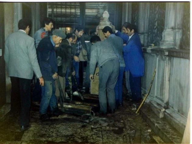 znin verilmesi zerine Kemal zmen?in biraraya getirdii bir grup Mevlev, iiler ile beraber dehlizlere girdiler. Tonozlarla evrili olan hmn, yani Mevlev mezarl kazld, kemikler bezden yaplm torbalara ayr ayr yerletirildi, ou krlp paralanm olan mermer mezar talar da bir kamyona konup Galata Mevlevhanesi?ne gtrld; kemikler Galata?nn hmanna defnedildi ve mezar talar Mevlevhane?nin d duvarlarna dayand.