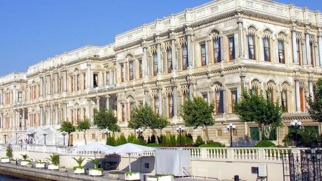 Dehlizlerde artk hibir mezarn kalmad ve tamamnn nakledildii sylenirse de, teknik zorluklar sebebi ile iki kabrin alamadndan ve zerlerine baslmamas iin bunlarn kutuyu andran beton bir mahfaza ierisine alndndan bahsedildiini ve imdi hibiri hayatta olmayan baz yal Mevlevler?in ?Mezarlarn hepsi gtrlmedi, orada hl kabirlerimiz var? dediklerini hatrlyorum.