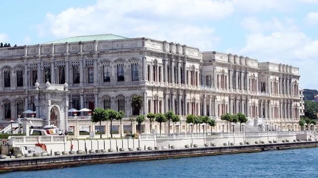 Tkezlenen ziyareti devrin hkmdar Sultan Abdlziz idi, inaat tamamlanan raan Saray?na bu ilk geliinde urad ansszl hayra yormayp saray grmeden gerisin geriye dnmesi zerine seneler boyunca raan?n uursuzluu ve lneti konuulacak, stelik burada yaananlar sylentileri hakl kartr hle gelecekti...zerinde sonradan raan?n ina edilecei arazide ilknce Sultan Abdlziz?in aabeyi Sultan Abdlmecid bireyler yapmay dnm, orada mevcut olan ama harabeye dnm vaziyetteki eski sarayn yerine yenisini ina ettirmek istemi, projeyi saray mimar Nikoos Balyan?a izdirmi ama inaat balatmaya mr vefa etmemiti...