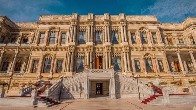 raan?n bulunduu yerde, 1622 bir tekke yaplmt: Beikta Mevlevhanesi... nc Selim 1804?te Mevlevhane?yi yeniden ina ettirmi ama kinci Mahmud 1836?da tekkenin hemen ilerisinde bulunan eski saray bytrken oradaki mescid, mektep ve daha baka hayr eserleri ile beraber tekkeyi de yktrp arazilerini saraya dahil etmiti. Mevlevhane bitiikteki Musahip Abdi Bey?in yalsna nakledilmi fakat eyhlerin, ailelerinin ve dervilerin mezarlar yeni ina edilen sarayn bahesinde kalmt. kinci Mahmud boaltlan tekkeyi de yktrm ama mezarlar yerlerinde brakmt ve kabirlerde her gece kandil yaktryordu. Mevlevhane?nin kaderine sanki artk devaml ekilde yktrlmak ve tanmak yazlmt...