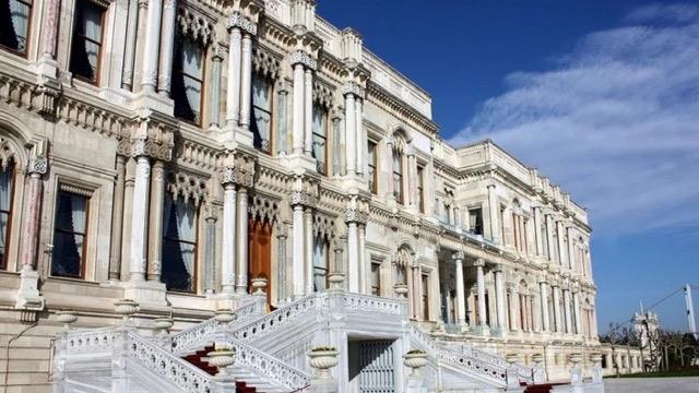 Ryalara giren mezar<br>    Cumhuriyet?in ilnndan itibaren saltanat devrinden intikal eden saraylarn nasl kullanlacann tartld gnlerde enkaz hlindeki raan?n istikbali de sk sk ele alnd, ardarda projeler hazrland ama 60 ksur sene boyunca bu projelerin hibiri bir trl hayata geirilemedi... Nihayet, 1980?lere gelindi...80?lerin banda Lbnanl iadam Remzi Sanbar?n sahibi olduu Sanbar Development Corp. irketi Endonezyal orta ile beraber raan? yeniden ina ederek otel haline getirmek maksadyla Kltr ve Turizm Bakanl?na bavurdu. Teklif kabul edildi fakat Endonezyal ortak projeden vazgeti, Sanbar bu defa Japon inaat firmas Kamagai Gumi Co. Ltd. ve baka ortaklar ile bir konsorsiyum kurdu ve konsorsiym raan? 1986?da 49 yllna devletten kiralad.