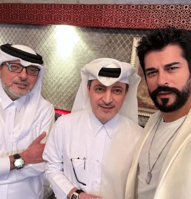 "AYNI KAREDE OLMANIZ UTAN VERC"    Oyuncu iin "Bu insanla ayn karede olmanz utan verici" yorumlar yapld.Birok sosyal medya kullancs bu durumun utan verici olduunu dile getirdi.