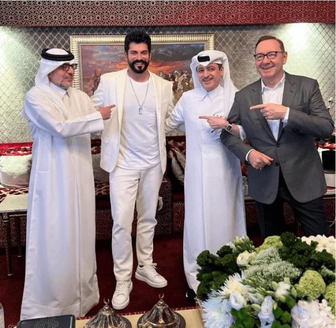Burak zivit, Adelali Binali'nin davetlisi olarak gittii Katar'da dnyaca nl oyuncu Amerikal oyuncu Kevin Spacey ile bir araya geldi.