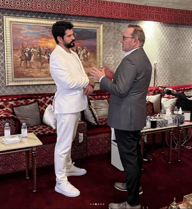 TEPKLER I GB!    O anlar sosyal medya hesabndan yaynlayan nl oyuncuya tepki yad. Cinsel istismar suuyla yarglanan ABD'li oyuncu Kevin Spacey'le karelerini paylaan Burak zivit'in Spacey ile ayn karede olmas hayranlarn ilede kard.