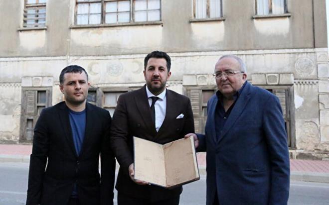 Tarihi defterin tercmesini yapan Trkoloji uzman Ramazan zpnar, 29'ar satrdan oluan 76 yaprakl eserin rika yaz ile yazldn belirterek, "Osmanl Trkesi hususiyetleri tayor. Eserin bir yerinde tarihle ilgili bir nota rastladm.