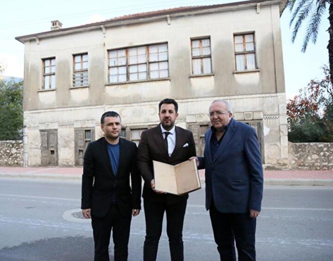 Restorasyon projesi kapsamnda 'Narenciye Mzesi ve Tadm Merkezi' olarak da planlanan yapda bulduu, tarihi 100 yl ncesine ait kayt defteriyle ilgili bilgi veren Karabayram, "O dnem aile fertlerinden izin aldk konuta girmek iin at katnda bir veriye rastladk. Osmanlca yazl bir deftere ulatk. Uzmanlarca tercmesi yapld. 1880'lerin banda birinci kat, 1900'lerin banda da ikinci kat ina ediliyor. at katnda bulduumuz veri, aslnda Antalya ve Finike asndan nemli. Portakaln tarihinden narenciye retimi, hangi ilelere buradan ne kadar rn gnderildii, ka kiinin yaad, blgedeki depolara kadar birok veri ieriyor. Tercmesi yapldktan sonra defteri aile bireylerine teslim ettik. Bakanmz Mehmet Nuri Ersoy, valimiz Ersin Yazc ve Antalya Milletvekili Atay Uslu byk destek veriyor, mze ve tadm merkezine dnnce inallah burada sergilenecek" diye konutu.