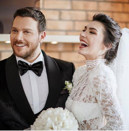 SNAN AKIL - BURCU KIRATLI FT    Bir dargn bir bark olan Burcu Kratl ve Sinan Akl ifti iki kez nihak masasna oturmutu. 2022 ylnda gerekleen dava ile  dakikada boanan nller arasnda yerini ald.