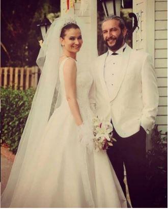 NHAN BYKAA - MURAT ENTRK    40 yandaki baarl oyuncu Nihan Bykaa ile Murat entrk 2022 ylnda evliliini sonlandran iftler arasnda yerini ald.