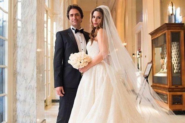 MAHSUN KIRMIZIGL - ECE BNAY FT    2016 ylnda evlenen ve bir kz ocuuna sahip olan Mahsun Krmzgl, eski ei Ece Binay'la 2022 ylnda anlamal olarak boand.