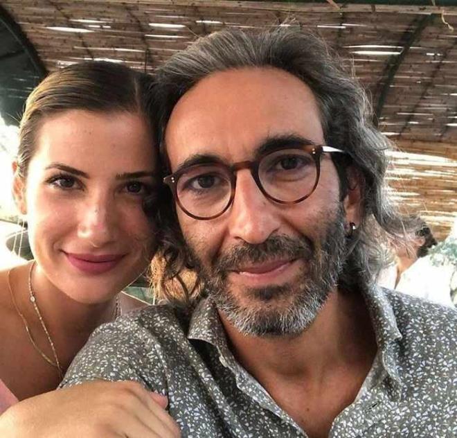 FIRAT TANI - KBRA TANI FT    2014 ylnda nikah masasna oturan ve bu evlilikten 1 kz ocuu sahibi olan Frat dan gizlilik karar bulunan boanma davasn 2022 ylnda gerekletirdi.