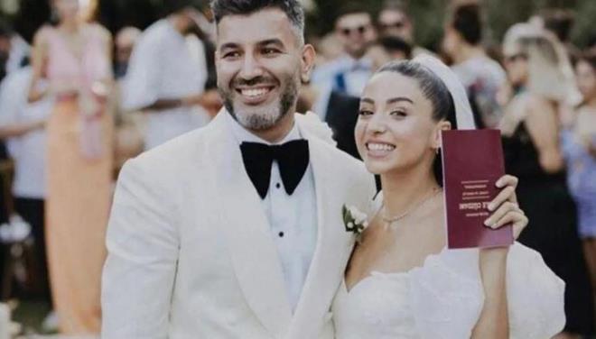 ZEYNEP BASTIK- TOLGA AKI FT    Geen yl evlenen arkc Zeynep Bastk ile Tolga  Ak hzl bir ekilde evliliklerini noktalamt. nl ift tek celsede boanan nller arasna girdi.