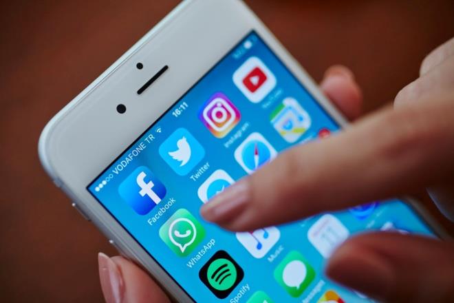 WhatsApp kaybolan metin mesajlar getiriyor - 4  NASIL KULLANILACAK?    Uygulama zerinden bir kii veya grup sohbetinde mesaj gnderme kutucuunda yer alan gnder butonu zerinde bir kilit simgesi yer alacak.    Bu kilit metnin tek seferlik gnderileceini ifade ederken kar taraf mesaj okuduunda metin otomatik olarak kaybolacak.