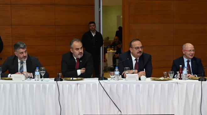 Bursa meneli proje<br>  Bursa Valisi Yakup Canbolat da BURSKOOP?un Trkiye?ye rnek, Bursa meneli bir proje olduunun altn izdi. Bursa?da greve geldii ilk gnden beri meslek liselerine byk nem verdiini ve meslek liselerinin geliimine ynelik gerek OSB?ler gerekse bu alandaki STK?larla nemli ibirlikleri yaptklarn ifade eden Vali Canbolat, ?Sanayimize kalifiye, yetimi eleman salanmasn ok nemsiyoruz ve bu konuda nemli almalar yapyoruz. Bykehir Belediyemiz de meslek liselilere burs uygulamas ile bu konuya ayr bir pencere at, bir nefes katt ve meslek liselerini tercih oranlar artt. Bizim ocuklarmzn daha donanml yetimesiyle Bursa kazanacaktr, Trkiye kazanacaktr. Hayr, hasenatnzn bir ksmn buraya kaydrmanz ok hayrl olacaktr? dedi.  <br>Patronlar cmertliini gsterdi<br>  Bykehir Belediyesi?nin rencilere burs uygulamasn byk bir dikkat ve beeni ile dinleyen Bursa i dnyasnn nemli isimleri de projeye destek sz verdi. Halen burs alan meslek lisesi rencilerinden 300?nn Ali Osman Snmez Mesleki ve Teknik Anadolu Lisesi rencisi olduunu renen iadam Celal Snmez, ?ncelikle proje iin Bykehir Belediyemizi kutluyorum. Eitim ve Salk konularnda hayr yapmak bizim aile geleneimiz. Bu nedenle bizim okulumuzdan burs alan rencilerin burs ihtiyacn 8 ay boyunca biz karlayalm. Balang iin byle bir katkmz olsun? dedi.