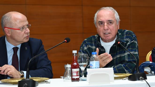 lkenin geleceine yatrm<br>  Bursa?nn 17 ilesinde 600? akn antiyede almalarn devam ettiini ifade eden Bakan Akta, Bursa gibi bir sanayi kenti iin byk nem tayan istihdam ve meslek liseleri iin de ayr bir balk at.  arayanlarla ii arayanlar buluturup, i gcne deer katmak amacyla kurulan Bursa stihdam ve Kariyer Ofisi?nden tm i insanlarnn yararlanmasn isteyen Bakan Akta, sanayinin en byk sorunu olan ara kademe eleman sorunun zmne katk amacyla balattklar renciye burs uygulamasnda da nemli bir mesafe aldklarn kaydetti. Belediyelerin rencilere burs vermesinin 2009 ylnda Anayasa Mahkemesi kararyla yasakland hatrlatan Bakan Akta, Ticaret Sicil l Mdrl?ne tescil ettirilen Bursa Kalknma ve Eitim Kooperatifi (BURSKOOP) ile getiimiz yl 3000 niversite rencisine burs vererek, konuyu tamamen yasal zemine oturttuklarn syledi.