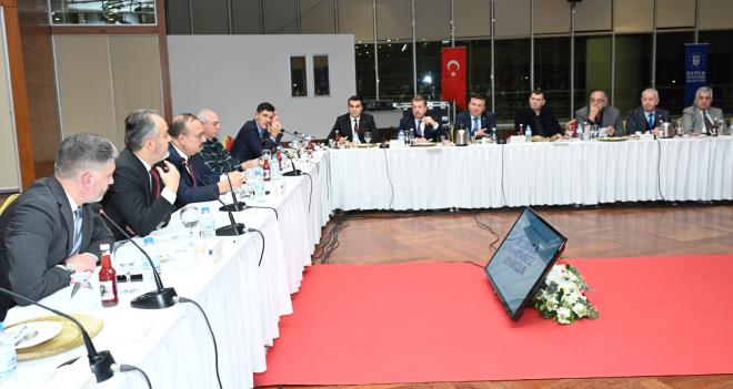 adam Muhammet Etkeser de Bursa?nn kendi kaynan retebilecek gte olduunu ve Bursa?nn bu ii sahiplenmesi gerektiini syledi. Burs alan renci saysnn 50 binlere, hatta daha yukarlara karlmas gerektiini ifade eden Etkeser, bu konuda Harput ailesi olarak destee her zaman hazr olduklarn belirtti.  Bursa Ticaret Borsas Bakan zer Matl, hem borsa hem de kendi irketiyle bu projenin destekisi olduunu belirtirken, eitimci iadam Gyasettin Bingl, projeyi ?muhteem? olarak niteledi.