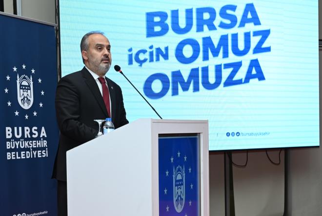 "Bu eitim dneminde ise niversite rencisi saysn 5000?e kardklarn ifade eden Bakan Akta, ?Yine bir ilki gerekletirdik ve burs srecine meslek lisesini tercih eden rencilerimizi de ekledik. Burada amacmz tamamen genlerimizin meslek liselerini tercih etmesi ve sanayinin ihtiyac olan kalifiye eleman sorununa zm retmekti. Bu yl meslek lisesi tercihlerinde son 30 yln rekoru krld. Geen yl 11 bin renci meslek liselerini tercih ederken, bu yl 18 bin 700 rencimiz meslek liselerini tercih etti. Bu uygulamay lkenin geleceine yaplm nemli bir yatrm olarak gryoruz? dedi.  <br>effaf deerlendirme<br>  Burs uygulamasnda bavurularn hepsinin online yapldn, adaylarn sosyo-ekonomik durumlarn ortaya koyan bir ok kriterin incelendiini vurgulayan Bakan Akta, ?Benim bile burs alacak kiinin belirlenmesine mdahale etmem sz konusu deil. Sistem tamamen effaf bir ekilde yryor. Kayt, evrak, personel gibi tm masraflar belediye olarak biz karlyor. Ynetimdekiler huzur hakk falan da almyor. Yani hayrseverin ba tamamen renciye ulatrlyor. Biliyorum ki her birinizin hayr ve hasenatlar var. Ancak bu konuyla alakal da destek ve katklarnz bekliyoruz? diye konutu.